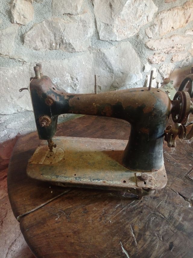 Máquina coser antigua - oxidada