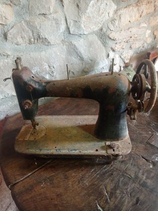 Máquina coser antigua -  oxidada