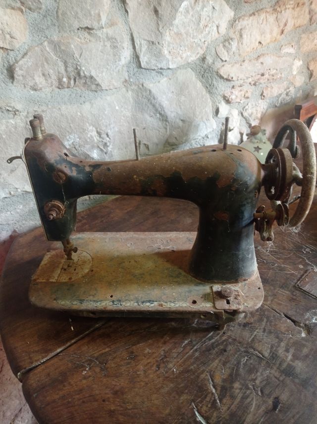 Máquina coser antigua - oxidada
