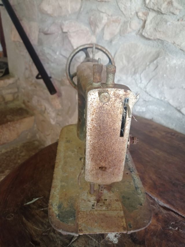 Máquina coser antigua - oxidada