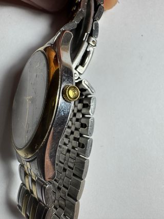 Reloj Noun dorado y plateado