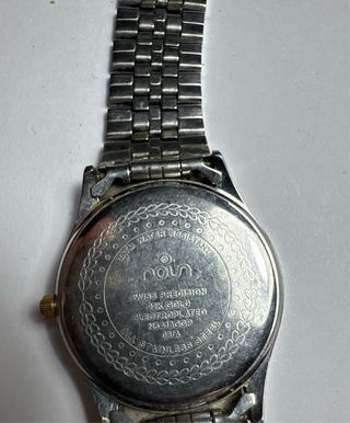 Reloj Noun dorado y plateado