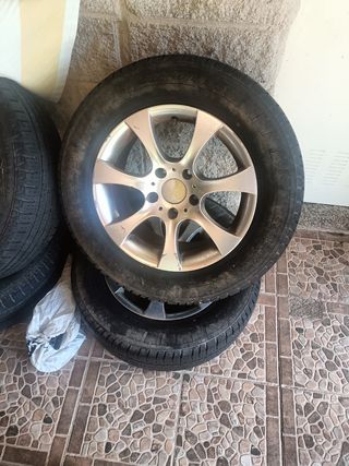 Se venden 4 ruedas con llantas ,2 y 2 +1 sin goma 
