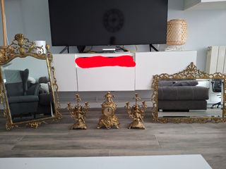 Espejos, candelabros & reloj dorados