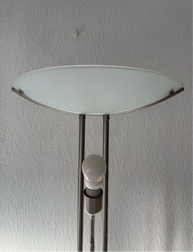 Lámpara de pie moderna - metal y cristal