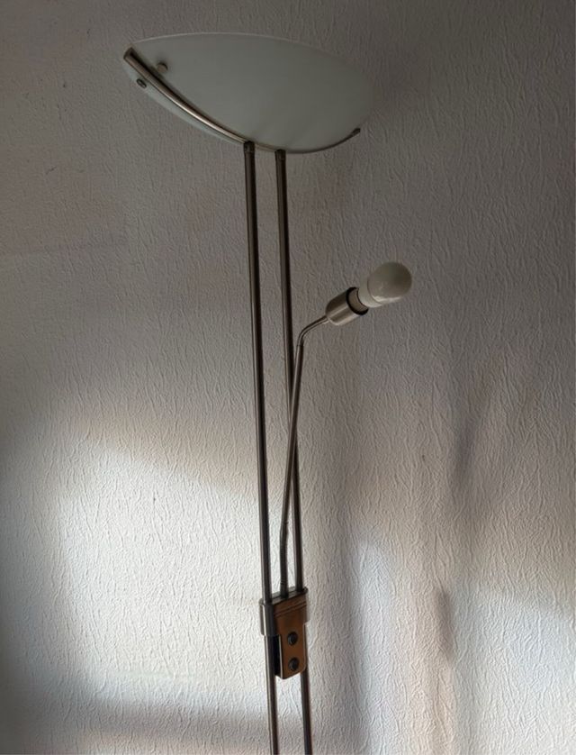 Lámpara de pie moderna - metal y cristal