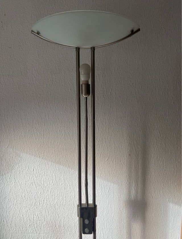 Lámpara de pie moderna - metal y cristal