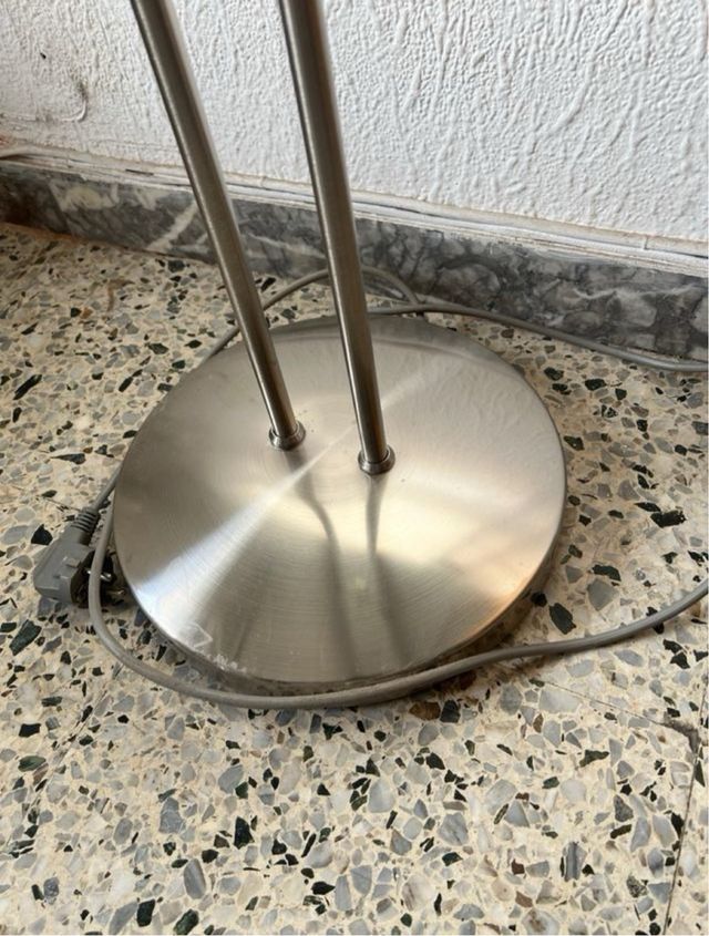 Lámpara de pie moderna - metal y cristal