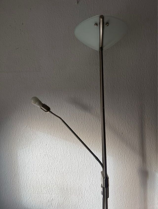 Lámpara de pie moderna - metal y cristal