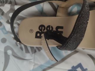Sandalias negras brillantes