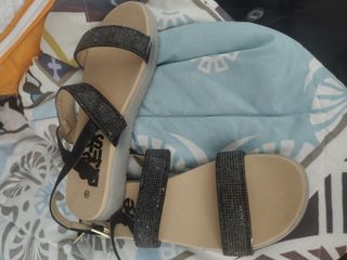 Sandalias negras brillantes