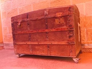 Baúl antiguo grande de madera
