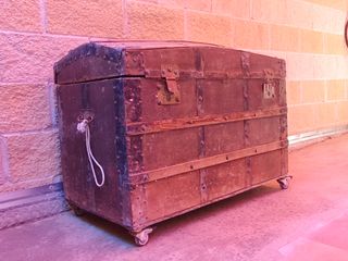 Baúl antiguo grande de madera