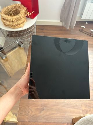 Estante negro de madera