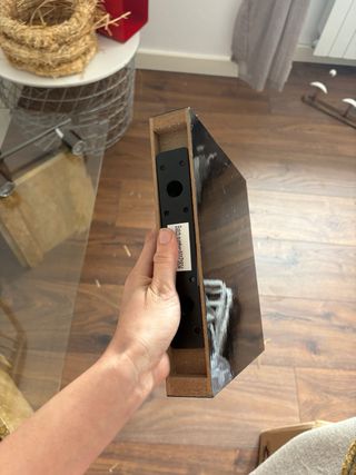 Estante negro de madera