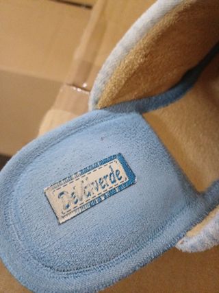 Pantuflas, zapatillas azules y rosas