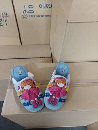 Pantuflas, zapatillas azules y rosas