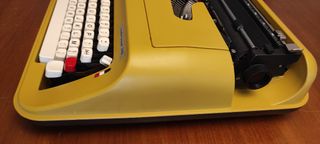 Macchina da scrivere Underwood 319 giallo ocra