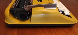 Macchina da scrivere Underwood 319 giallo ocra