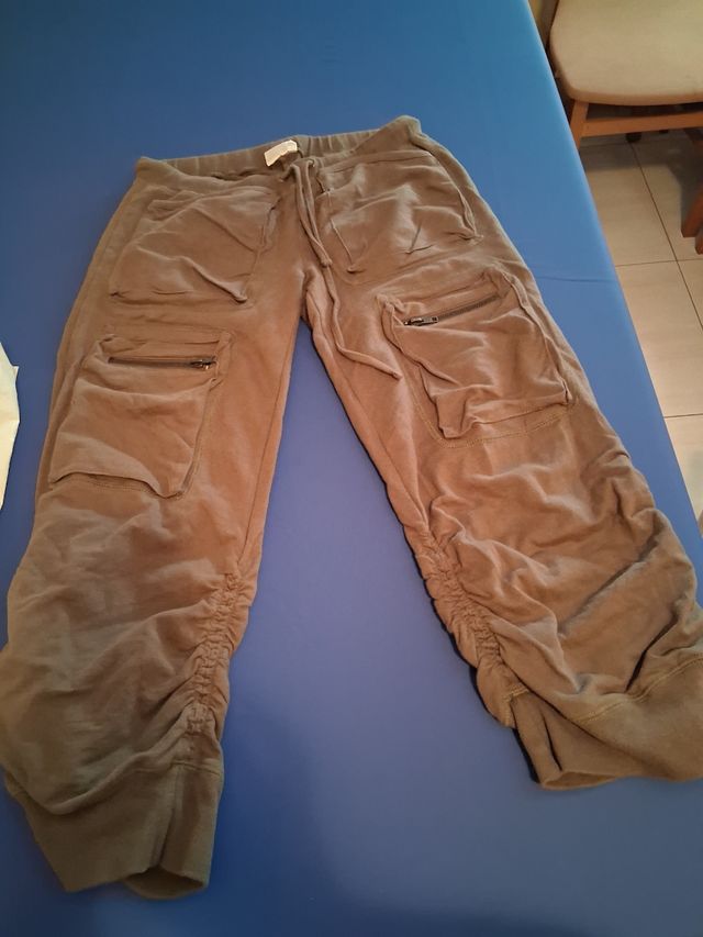 Pantalones cargo color verde oliva