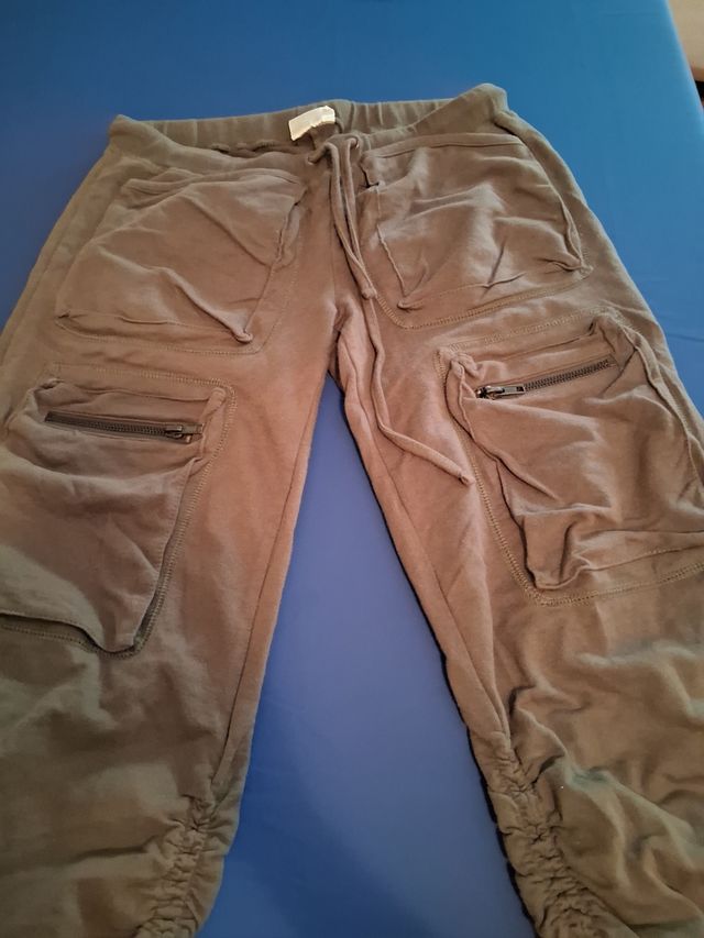 Pantalones cargo color verde oliva