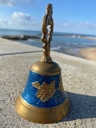Campana latón azul vintage de India