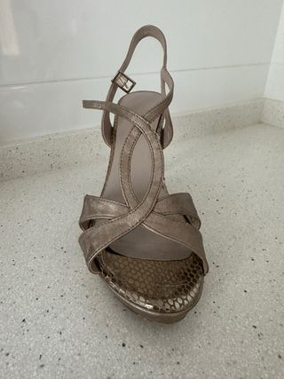 Zapatos dorados boda tacón alto. cómo nuevos