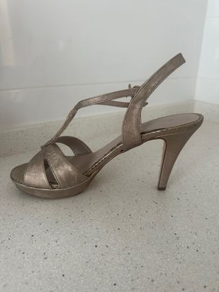 Zapatos dorados boda tacón alto. cómo nuevos