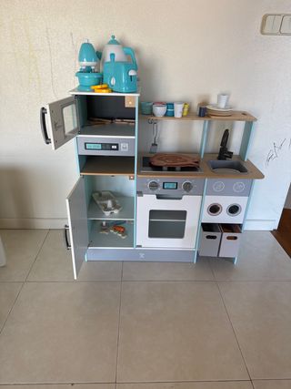 Cocina juguete madera infantil. Con complementos. 