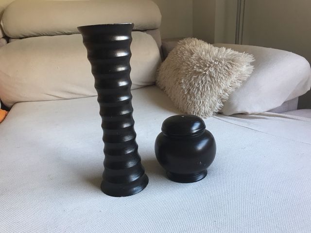 Jarrones negros de madera