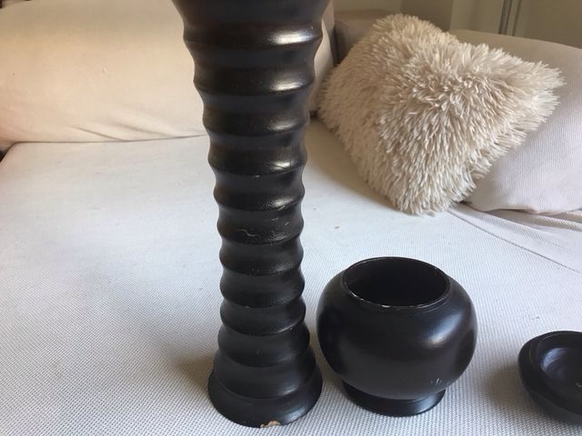 Jarrones negros de madera