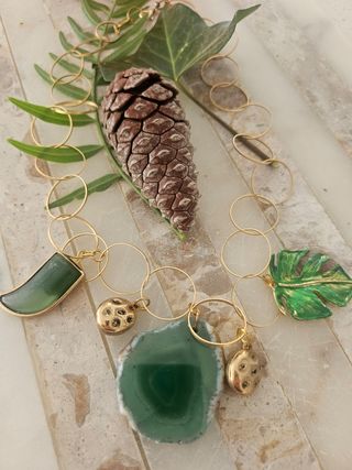 Gargantilla artesanal dorada y verde
