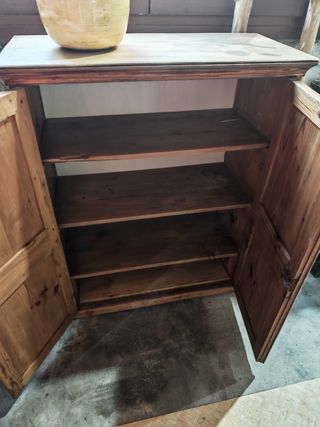 Precioso mueble antiguo de madera maciza.