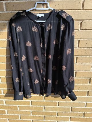 SOLO EN MANO: Blusa negra semitransp. dorada T.46