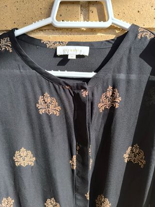SOLO EN MANO: Blusa negra semitransp. dorada T.46