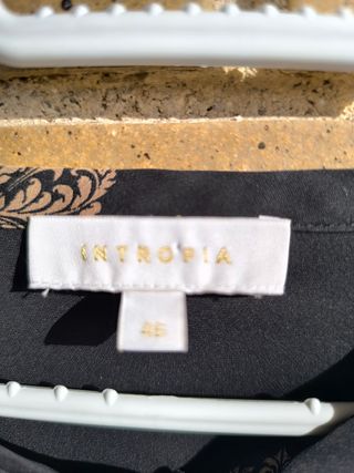 SOLO EN MANO: Blusa negra semitransp. dorada T.46