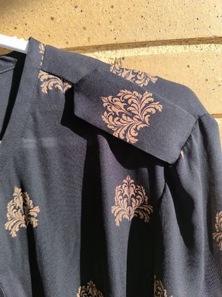 SOLO EN MANO: Blusa negra semitransp. dorada T.46