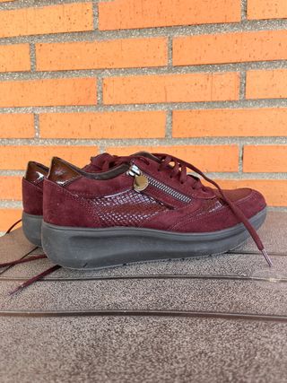 Zapatos burdeos marca “Stonefly”
