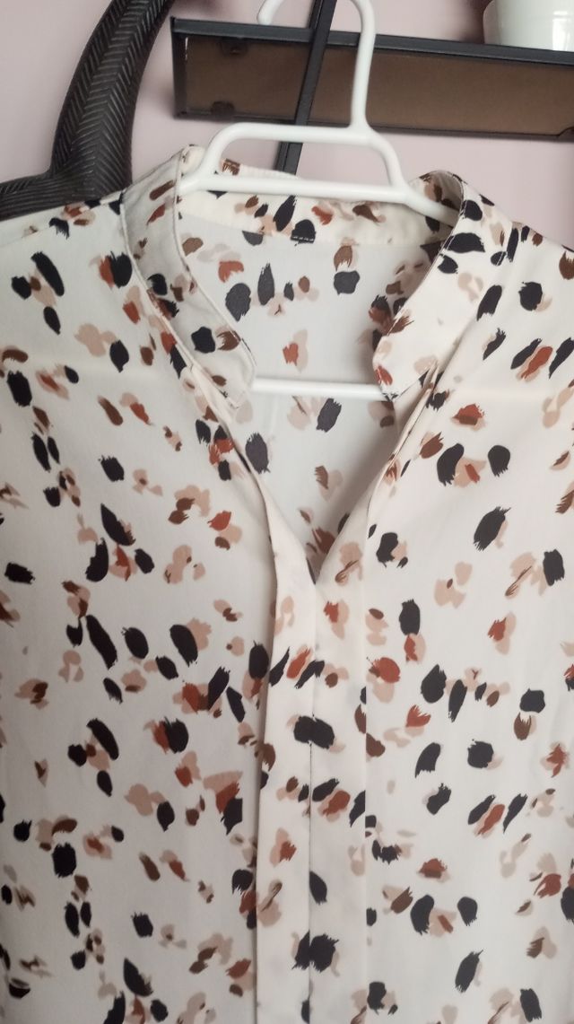 Blusa beige con estampado animal print