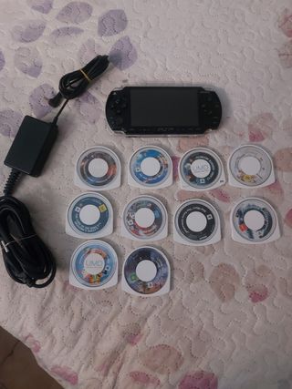 PSP Slim 2004 negra + cargador + 10 juegos