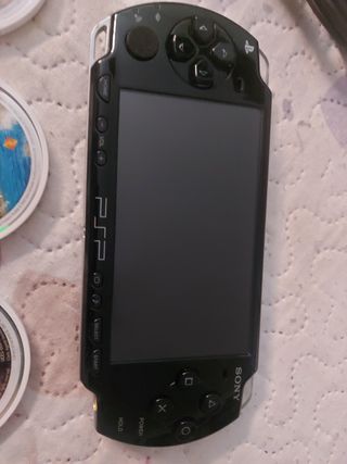 PSP Slim 2004 negra + cargador + 10 juegos