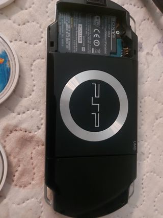 PSP Slim 2004 negra + cargador + 10 juegos