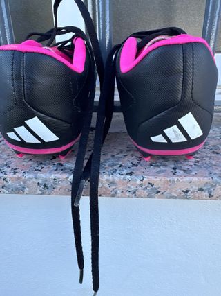 Botines fútbol niña - negros y rosas