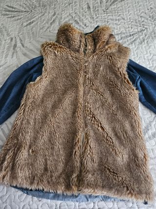Chaleco pelo sintético niña + camisa denim