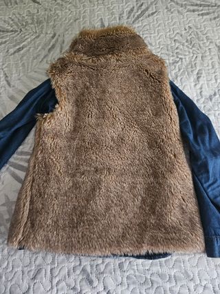 Chaleco pelo sintético niña + camisa denim