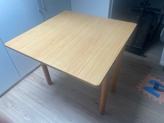 Mesa de cocina plegable con cajon 
y Cuatro sillas