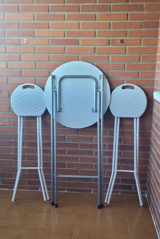 Mesa y 2 sillas altas plegables.
Negociable
