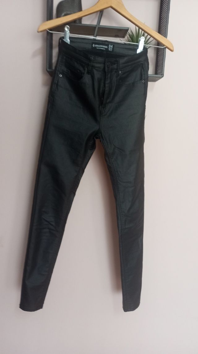 Pantalones efecto cuero Stradivarius XS