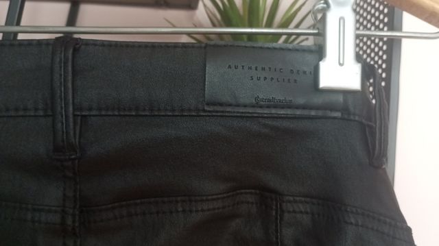 Pantalones efecto cuero Stradivarius XS