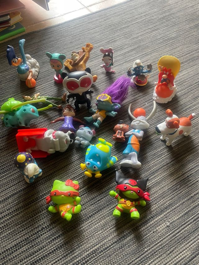 Lote de 20 figuras de juguetes